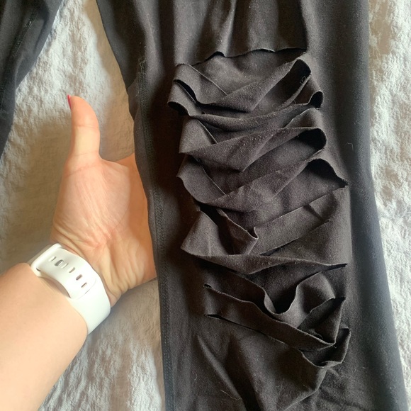 Very soft black leggings with machine made rips in knees - Picture 2 of 4